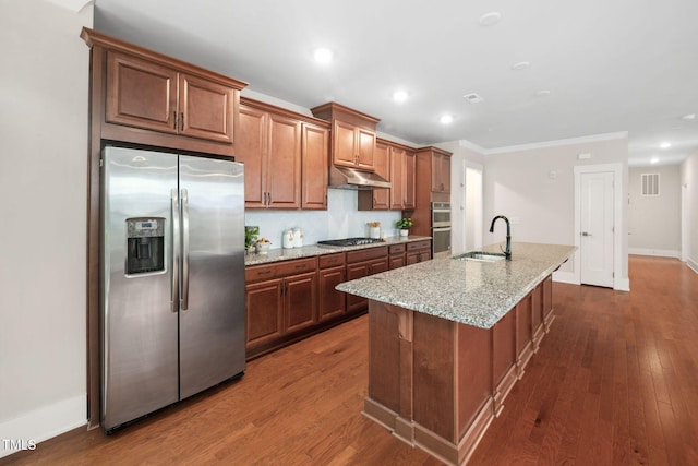 10310 Sablewood Dr Unit 111, Raleigh, NC 27617 - kitchen featuring stainless steel appliances, a sink, under cabinet range hood, a center island with sink, and dark wood-type flooring