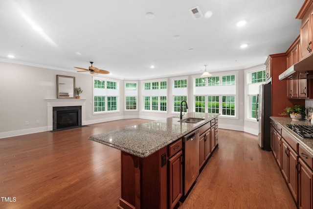 10310 Sablewood Dr Unit 111, Raleigh, NC 27617 - kitchen featuring a sink, stainless steel appliances, baseboards, a center island with sink, and a ceiling fan