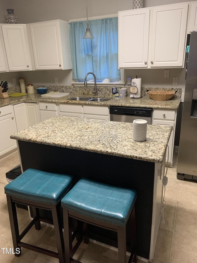 352 Riverstone Dr, Clayton, NC 27527 - kitchen featuring a sink, appliances with stainless steel finishes, white cabinetry, and a breakfast bar area
