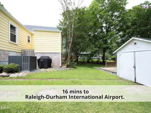 1410 Shawnee St, Durham, NC 27701 - view of grassy yard featuring a storage shed