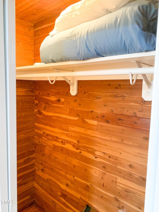 2907 University Dr, Durham, NC 27707 - detailed view of wooden walls
