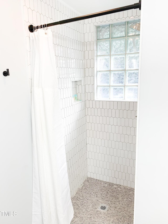 2907 University Dr, Durham, NC 27707 - bathroom featuring a tile shower