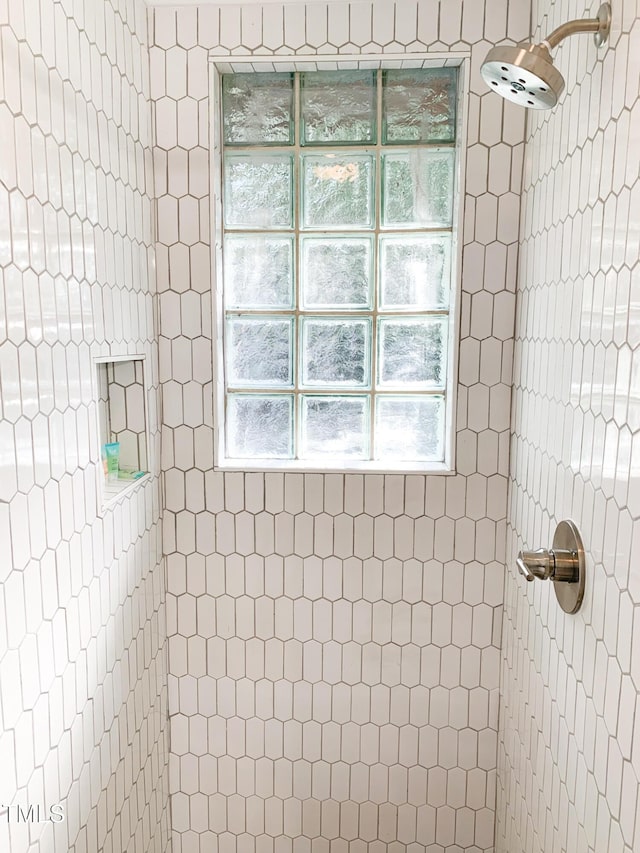 2907 University Dr, Durham, NC 27707 - bathroom with a tile shower
