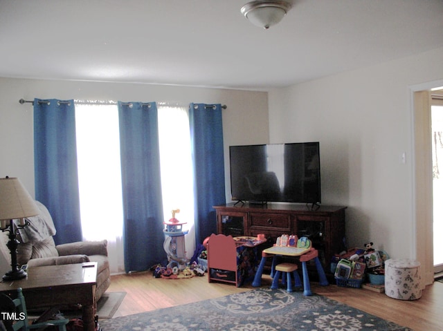 1809 S Garnett Ext, Henderson, NC 27536 - living room with wood finished floors