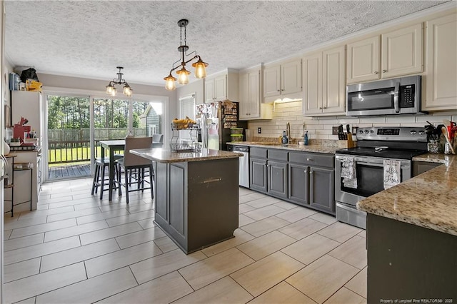 7578 Firethorn Dr, Fayetteville, NC 28311 - kitchen featuring stainless steel appliances, gray cabinets, a sink, backsplash, and a textured ceiling