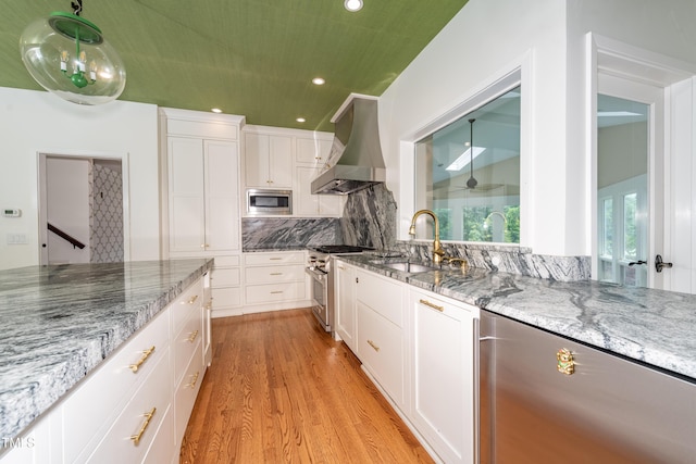 112 Lancaster Dr, Chapel Hill, NC 27517 - kitchen with stainless steel appliances, exhaust hood, a sink, light wood finished floors, and recessed lighting