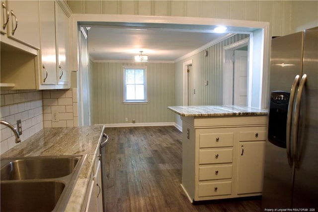 211 Sedberry St, Fayetteville, NC 28305 - kitchen featuring stainless steel appliances, a sink, crown molding, dark wood-style floors, and decorative backsplash