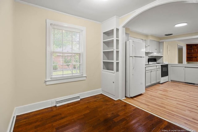 1007 Jenkins St, Lumberton, NC 28358 - kitchen with white appliances, crown molding, light wood-style floors, light countertops, and arched walkways