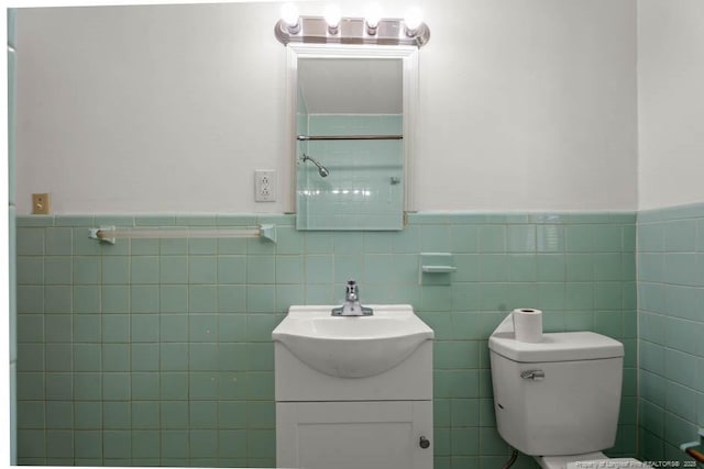 1007 Jenkins St, Lumberton, NC 28358 - bathroom featuring vanity, wainscoting, and tile walls
