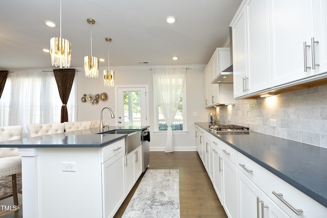 609 Ramsours Mill Dr, Holly Springs, NC 27540 - kitchen with a sink, dark countertops, a chandelier, a kitchen bar, and baseboards