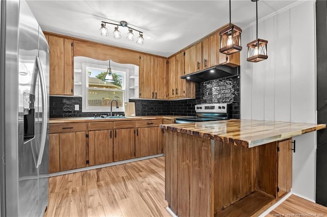 3902 Hartwell Rd, Fayetteville, NC 28304 - kitchen featuring appliances with stainless steel finishes, a sink, under cabinet range hood, a peninsula, and backsplash