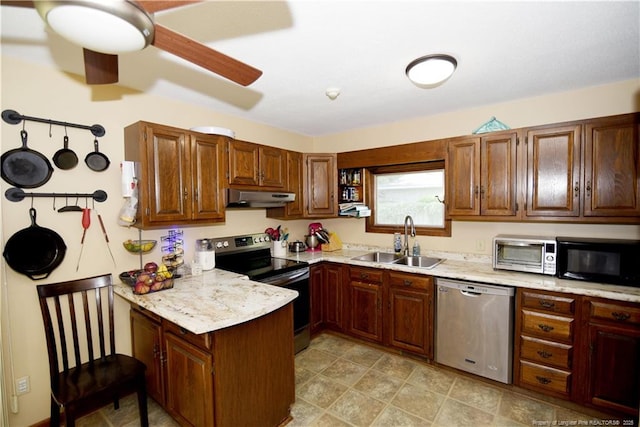 4207 Aldwych St, Lumberton, NC 28358 - kitchen featuring stainless steel appliances, a sink, under cabinet range hood, a peninsula, and a ceiling fan