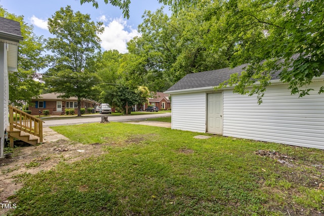 605 E Montgomery St, Henderson, NC 27536 - view of grassy yard featuring driveway