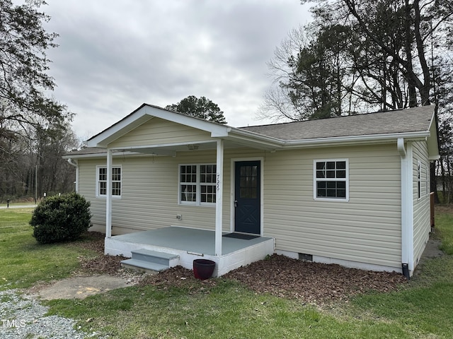 726 Thompson St, Pittsboro, NC 27312 - view of front facade featuring a front lawn, crawl space, and roof with shingles
