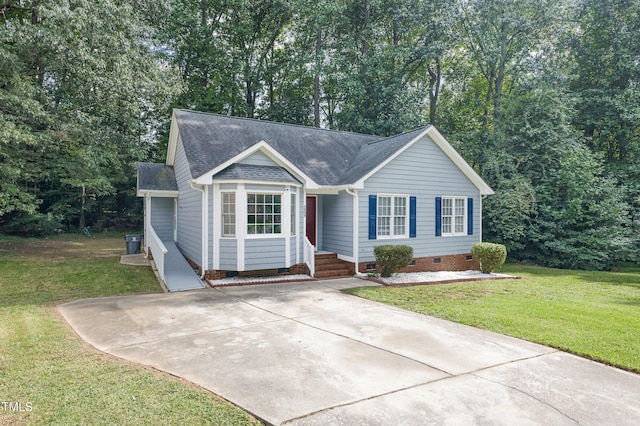 5008 Dantonville Ct, Knightdale, NC 27545 - ranch-style home featuring crawl space, roof with shingles, a front yard, and view of wooded area