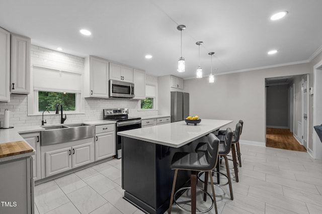 1785 Mitchells Chapel Rd, Pittsboro, NC 27312 - kitchen with appliances with stainless steel finishes, a sink, decorative backsplash, a center island, and a kitchen bar