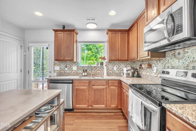 537 Hobkirks Pl, Durham, NC 27704 - kitchen featuring stainless steel appliances, a sink, plenty of natural light, light wood-type flooring, and recessed lighting