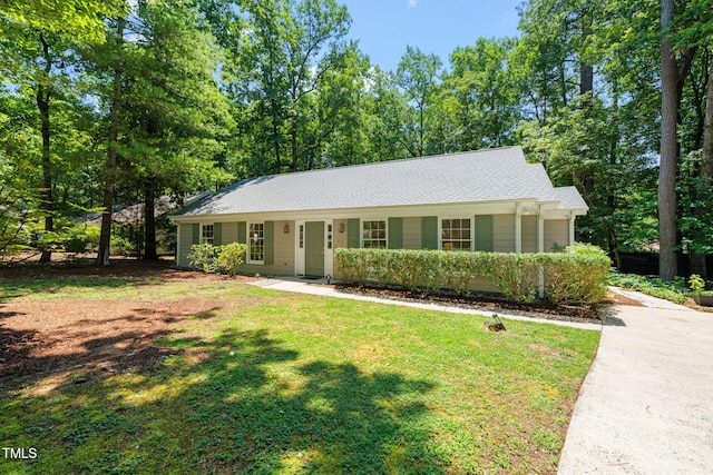 117 Summerlin Dr, Chapel Hill, NC 27514 - ranch-style house featuring a front yard and a shingled roof
