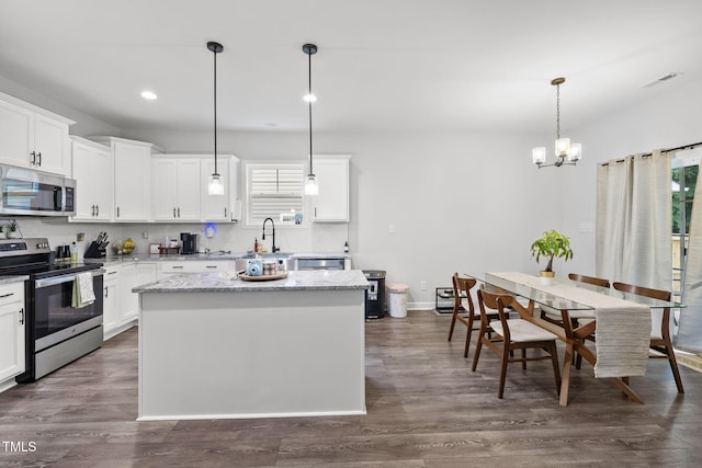 389 Whetstone Dr, Angier, NC 27501 - kitchen with stainless steel appliances, a sink, a chandelier, recessed lighting, and a center island