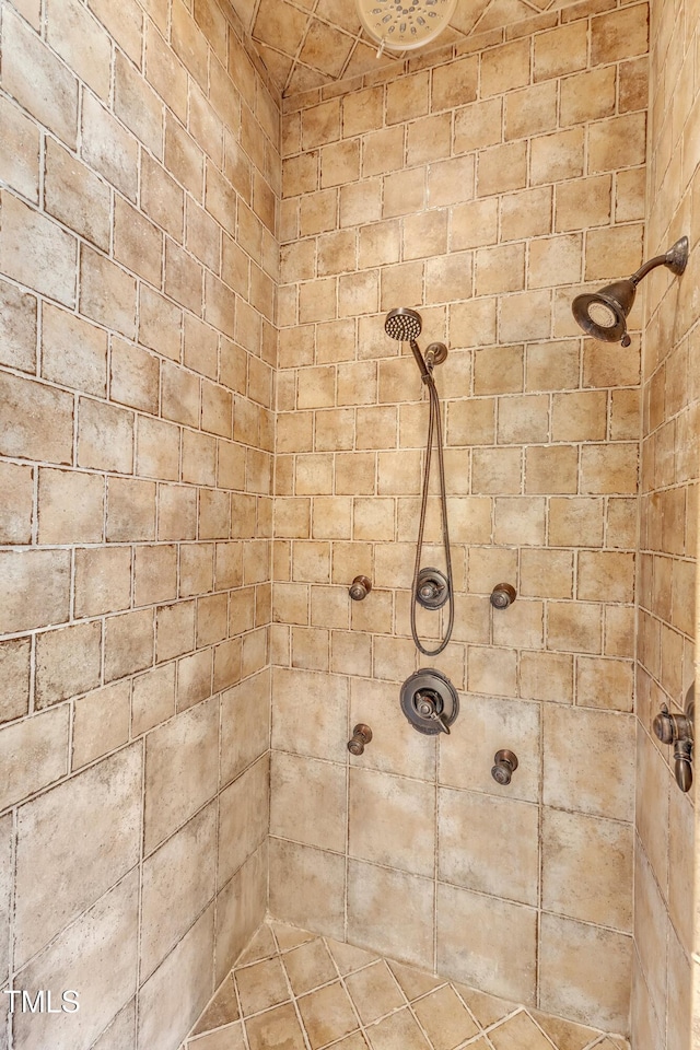 105 Somerley Dr, Garner, NC 27529 - bathroom featuring tiled shower
