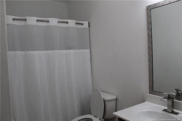 625 Marshtree Ln Unit 101, Fayetteville, NC 28314 - full bath featuring toilet, vanity, and curtained shower