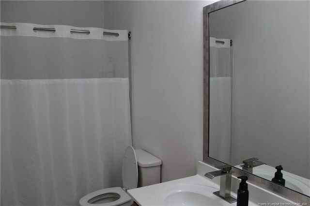 625 Marshtree Ln Unit 101, Fayetteville, NC 28314 - full bathroom with toilet, vanity, and a shower with curtain