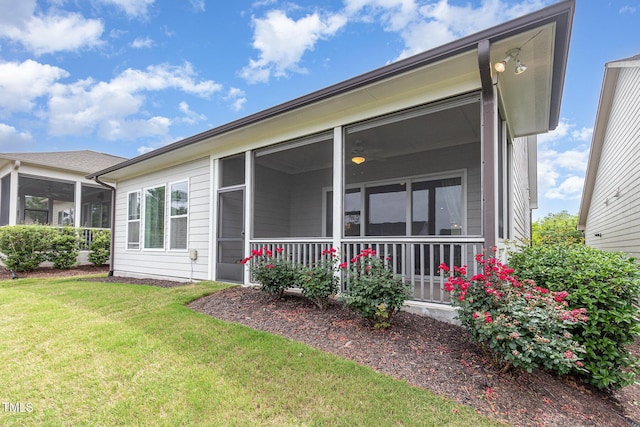 47 Coventry Ln, Chapel Hill, NC 27516 - back of property with a sunroom and a lawn