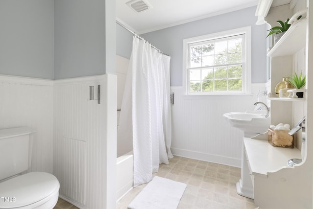 816 Miller Rd, Hillsborough, NC 27278 - full bathroom featuring a wainscoted wall, toilet, shower / tub combo, a sink, and crown molding