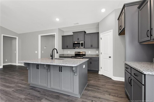 91 Laramie Ln, Selma, NC 27576 - kitchen featuring stainless steel appliances, baseboards, an island with sink, a sink, and gray cabinetry