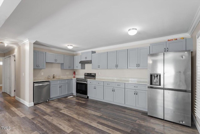 111 Mcdole Cir, Cary, NC 27511 - kitchen featuring stainless steel appliances, under cabinet range hood, a sink, crown molding, and dark wood-type flooring