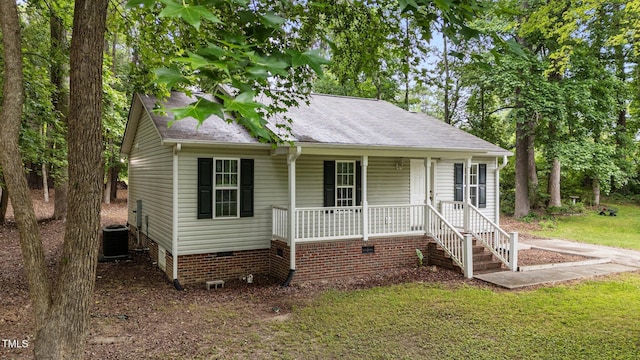 627 Gaslight Trl, Wendell, NC 27591 - bungalow featuring crawl space, a porch, roof with shingles, a front lawn, and central AC