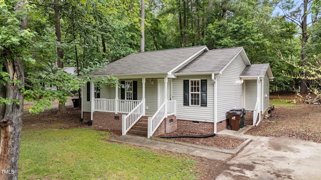 627 Gaslight Trl, Wendell, NC 27591 - view of front facade with crawl space, a porch, roof with shingles, and a front yard