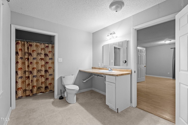 627 Gaslight Trl, Wendell, NC 27591 - full bathroom with a textured ceiling, toilet, vanity, baseboards, and curtained shower
