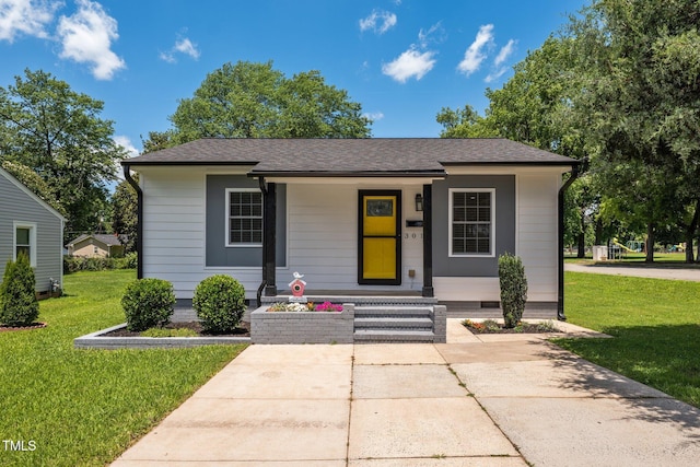 301 Williamson St, Burlington, NC 27215 - bungalow-style home featuring a front lawn and a shingled roof