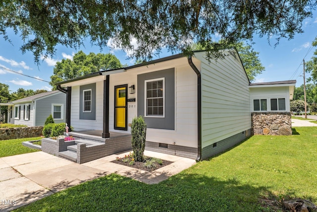 301 Williamson St, Burlington, NC 27215 - view of front of house with crawl space and a front yard