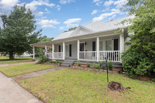 532 N Oneil St, Clayton, NC 27520 - country-style home featuring a porch and a front yard