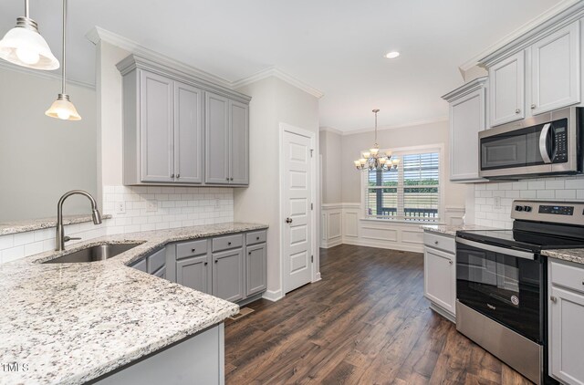 41 Tan Oak Dr, Selma, NC 27576 - kitchen featuring stainless steel appliances, a sink, gray cabinets, a chandelier, and crown molding