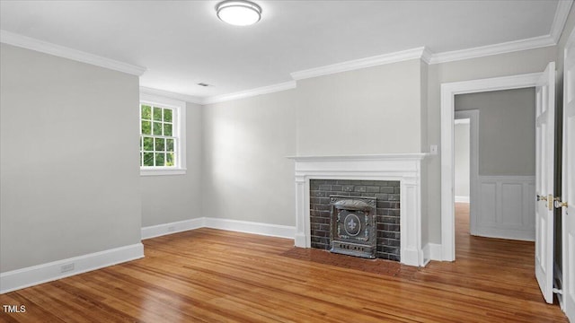830 S Chestnut St, Henderson, NC 27536 - unfurnished living room featuring wood finished floors, crown molding, and baseboards