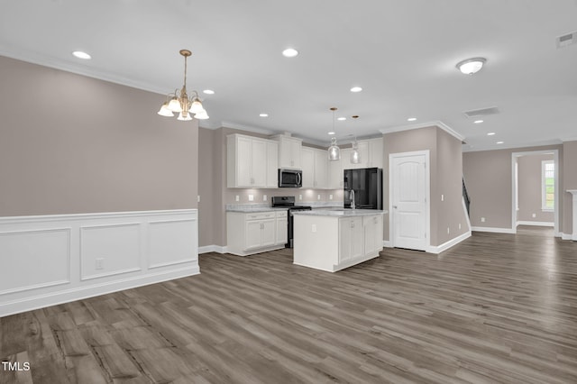 1085 Lobdale Ct, Burlington, NC 27215 - kitchen featuring open floor plan, stainless steel appliances, ornamental molding, a chandelier, and white cabinetry