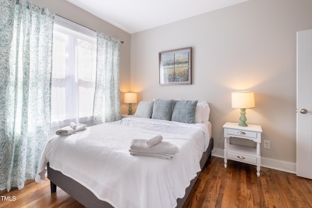 595 E Cabarrus St, Raleigh, NC 27601 - bedroom featuring wood finished floors and baseboards