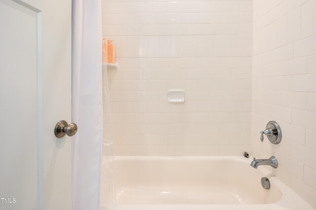 595 E Cabarrus St, Raleigh, NC 27601 - full bath with shower / bath combo with shower curtain