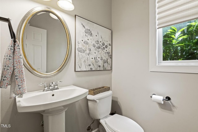 5516 Colonial Oaks Dr, Apex, NC 27539 - half bathroom featuring toilet