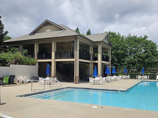 112 Briarfield Dr, Apex, NC 27502 - community pool with stairway and a patio