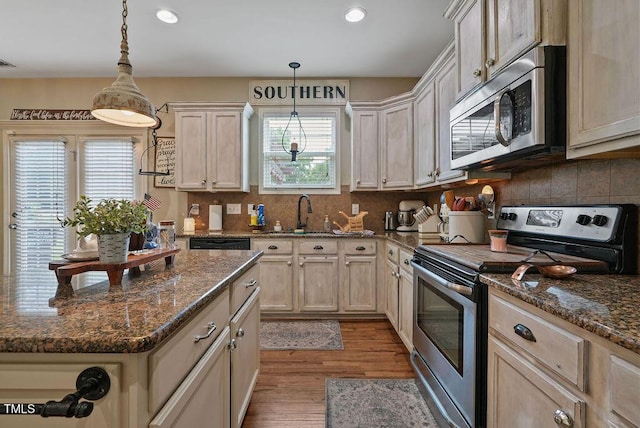 15 Scuppernong Ln, Lillington, NC 27546 - kitchen with stainless steel appliances, plenty of natural light, a sink, light wood finished floors, and recessed lighting