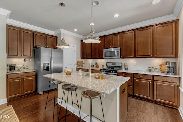 6509 Conaway Ct, Wake Forest, NC 27587 - kitchen featuring appliances with stainless steel finishes, crown molding, a center island with sink, backsplash, and dark wood finished floors