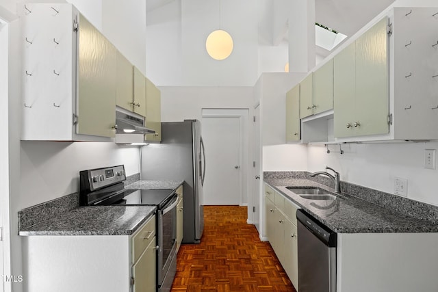 120 Polks Landing Rd, Chapel Hill, NC 27516 - kitchen with appliances with stainless steel finishes, a sink, under cabinet range hood, and a high ceiling