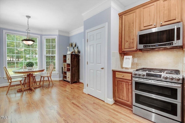 1128 Neuse Ridge Dr, Clayton, NC 27527 - kitchen with stainless steel appliances, light wood-style flooring, tasteful backsplash, baseboards, and light countertops