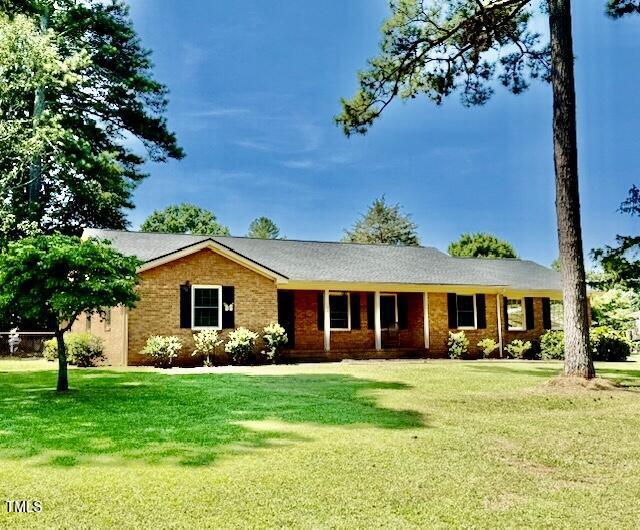 1007 Driftwood Dr, Siler City, NC 27344 - ranch-style home with a front yard and brick siding