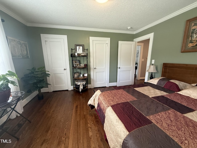 306 W Canary St, Dunn, NC 28334 - bedroom featuring a textured ceiling, wood finished floors, ornamental molding, and baseboards