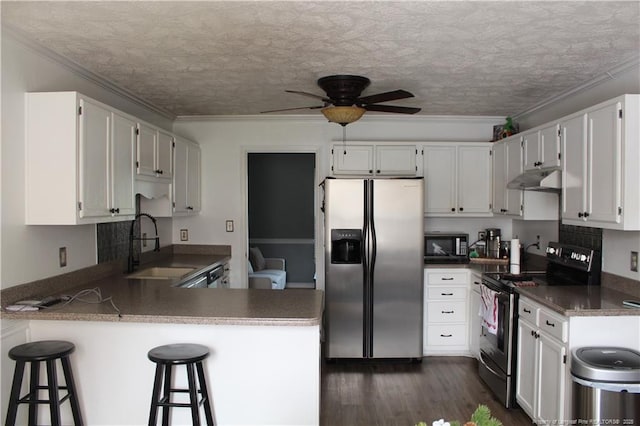 1955 Fairforest Dr, Fayetteville, NC 28304 - kitchen featuring stainless steel appliances, a sink, a peninsula, under cabinet range hood, and a ceiling fan